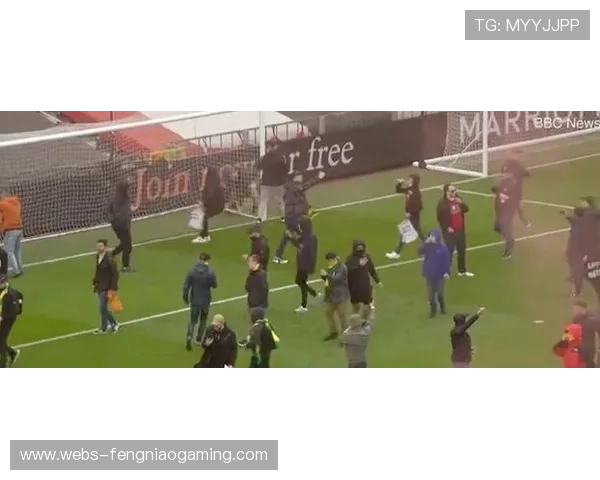 老特拉福德沸腾 曼联球迷为球队精彩表现欢呼