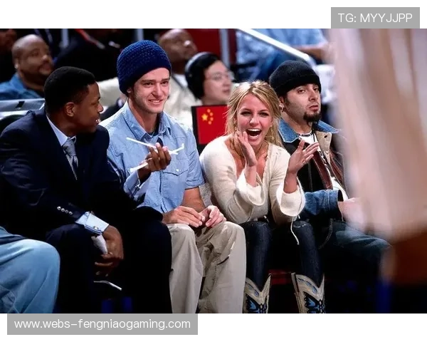 全明星周末变身劳资谈判舞台，球迷声援球员高呼“Pay Them”