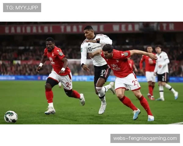 冲突瞬间：诺丁汉森林与埃弗顿比赛中，两队球员因一次危险铲抢发生推搡